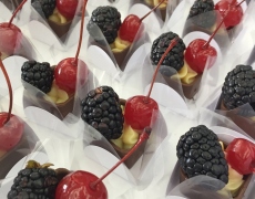 Brigadeiro branco com frutas vermelhas.